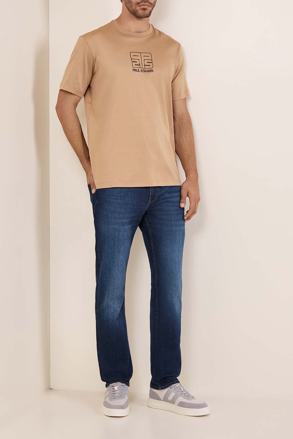 תמונת כל הלוק של חולצת טי